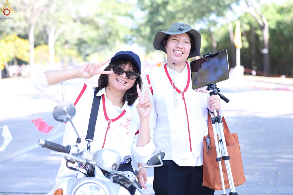 ภาพ No.296002:ภาพเบื้องหลังอาสาสมัครรวมใจ ชุดที่ 1 ในโครงการธรรมยาตรา กตัญญูบูชา มหาปูชนียาจารย์ พระมงคลเทพมุนี(สด จนฺทสโร) พระผู้ปราบมาร อนุสรณ์สถาน 7 แห่ง ปีที่ 14