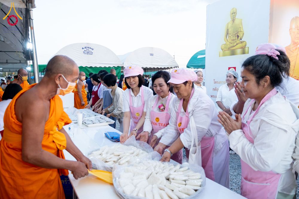 ภาพ No.301015:วันที่ 23 มกราคม พ.ศ. 2569 พิธีถวายภัตตาหารเป็นสังฆทาน แด่พระธรรมยาตรา ณ อนุสรณ์สถานบางปลา วัดบางปลา อำเภอบางเลน จังหวัดนครปฐม ในโครงการธรรมยาตรา กตัญญูบูชา มหาปูชนียาจารย์ พระมงคลเทพมุนี(สด จนฺทสโร) พระผู้ปราบมาร อนุสรณ์สถาน 7 แห่ง ปีที่ 14