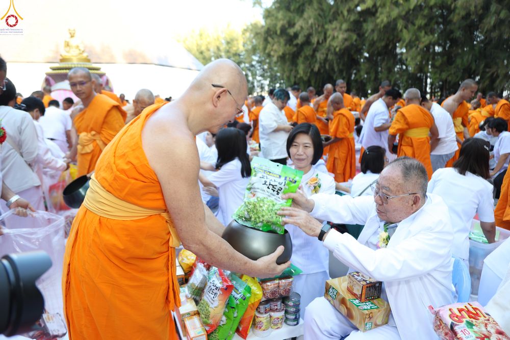 ภาพ No.289445:วันที่ 7 มกราคม พ.ศ. 2569 พิธีตักบาตรพระธรรมยาตรา ณ อนุสรณ์สถานลำดับที่ 1 สถานที่เกิดด้วยรูปกายเนื้อ อนุสรณ์สถานมหาวิหารพระมงคลเทพมุนี (โลตัสแลนด์) อ.สองพี่น้อง จ.สุพรรณบุรี ในโครงการธรรมยาตรา กตัญญูบูชา มหาปูชนียาจารย์ พระมงคลเทพมุนี(สด จนฺทสโร) พระผู้ป