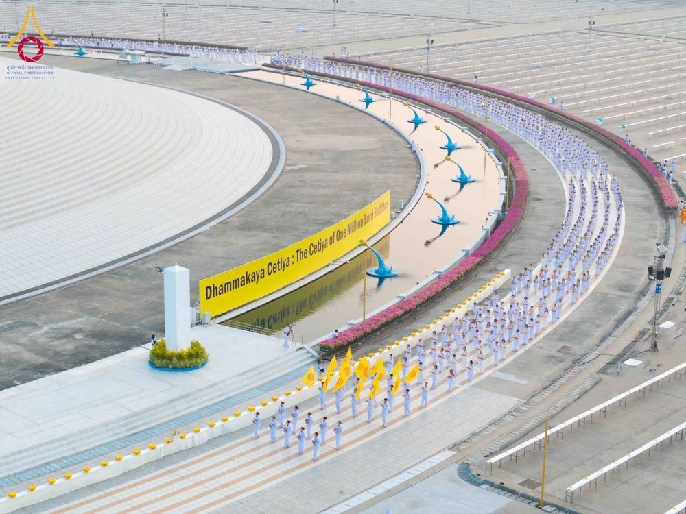 ภาพ No.319392:วันเสาร์ที่ 4 เมษายน พ.ศ.2569 พิธีขอขมา มอบผ้าไตร และถวายบาตรแด่นาคธรรมทายาท ในโครงการบรรพชาสามเณรฟื้นฟูพระพุทธศาสนาทั่วไทย โครงการหน่อแก้วเปรียญธรรม รุ่นที่ 14 โครงการสามเณรยุวธรรมทายาท รุ่นที่ 34 โครงการสามเณรมัชฌิมธรรมทายาท รุ่นที่ 30 ณ สภาธรรมกายสากล