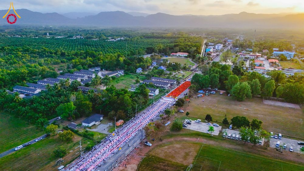 ภาพ No.281527:วันอาทิตย์ที่ 28 ธันวาคม พ.ศ.2568 ตักบาตรพระ 1000 รูป ปีที่ 1 ทำบุญเมืองสตูลส่งท้ายปี ณ หน้าโรงเรียนสตูลวิทยา จ.สตูล