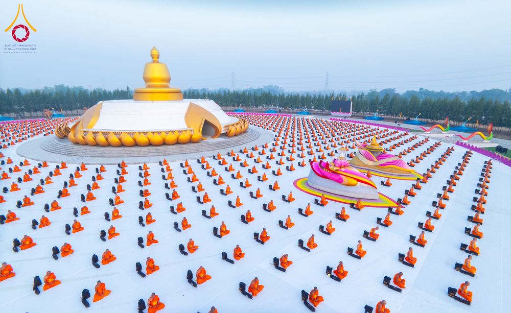 ภาพ No.299793:วันที่ 19 มกราคม พ.ศ.2569 พระธรรมยาตราปฏิบัติธรรมและถ่ายภาพหมู่ประวัติศาสตร์ ณ อนุสรณ์สถานลำดับที่ 5 สถานที่เผยแผ่วิชชาธรรมกายครั้งแรก  อนุสรณ์สถานบางปลาวัดบางปลา อ.บางเลน จ.นครปฐม ในโครงการธรรมยาตรา กตัญญูบูชา มหาปูชนียาจารย์ พระมงคลเทพมุนี(สด จนฺทสโร) 