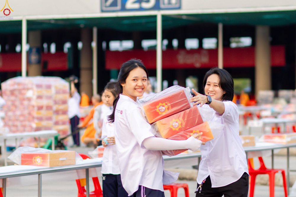 ภาพ No.322738:วันที่ 15-18 เมษายน พ.ศ.2569 การเเตรียมโต๊ะฉัน , เตรียมจุดพักค้าง , เรียงเก้าอี้ , เรียงกล่องไทยธรรม  เพื่องานถวายมหาสังฆทาน 40,000 กว่าวัดทั่วประเทศ วันคุ้มครองโลก 22 เมษายน พ.ศ.2569 วัดพระธรรมกาย