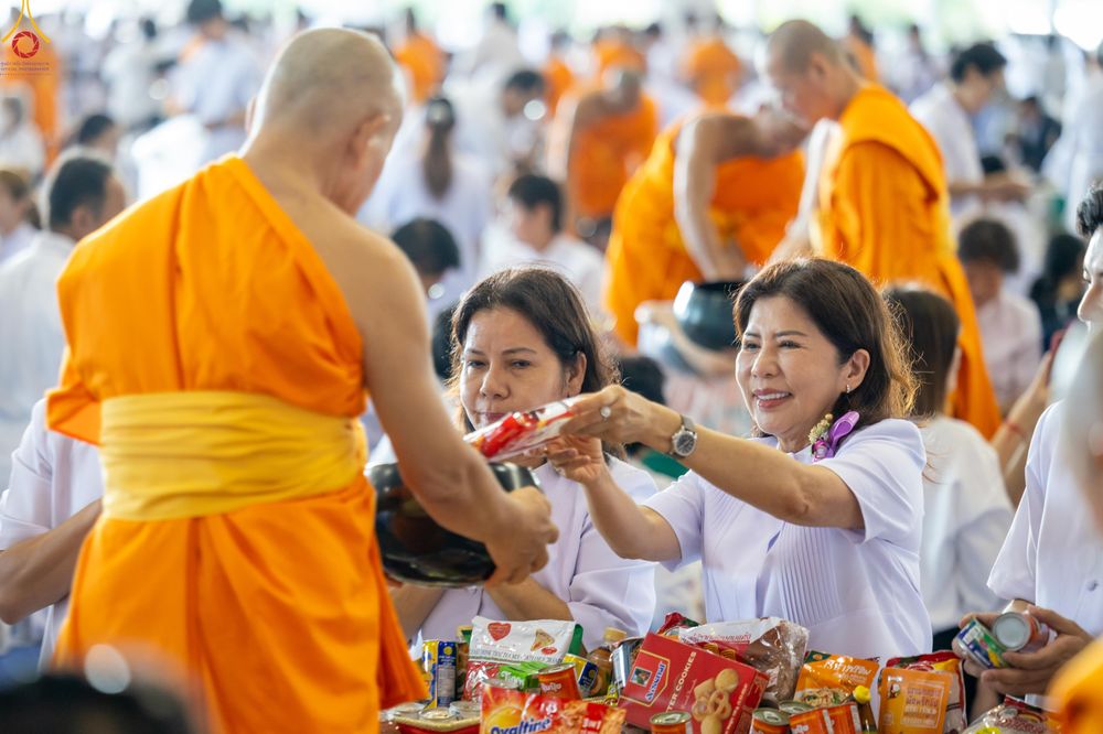 ภาพ No.327930:วันที่ 3 พฤษภาคม พ.ศ.2569 พิธีตักบาตร ข้าวสารอาหารแห้ง ณ บ้านแก้วเรือนทองคุณยายอาจารย์ฯ วัดพระธรรมกาย