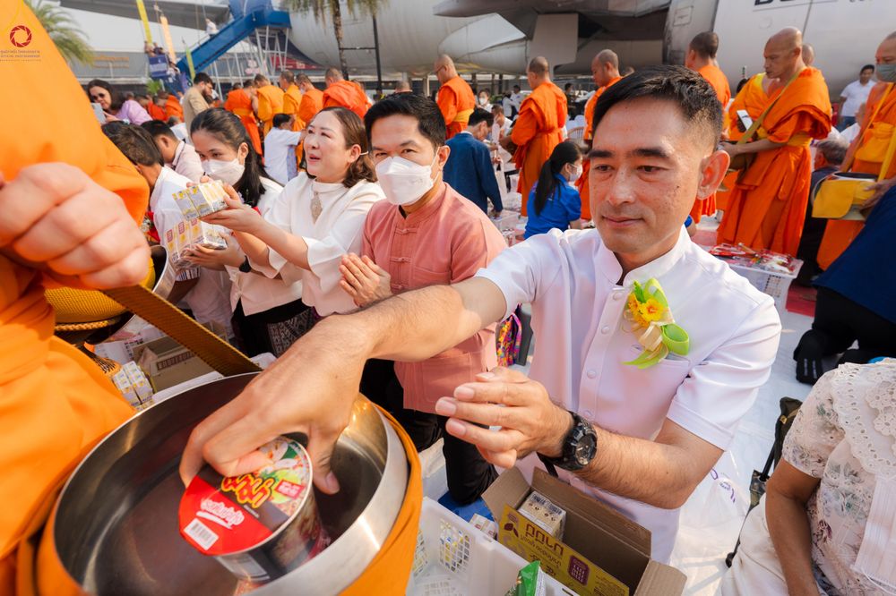 ภาพ No.321060:วันอาทิตย์ที่ ๑๒ เมษายน พ.ศ ๒๕๖๙ พิธีตักบาตรปี๋ใหม่เมืองพระภิกษุสงฆ์ ๓๓๙ รูป  อุทิศถวายพระราชกุศลสมเด็จพระนางสิริกิติ์  พระบรมราชินีนาถ พระบรมราชชนนีพันปีหลวง และฉลองเมืองแม่แตงครบรอบ ๑๑๙ ปี ณ ลานโรงแรมแอร์ไดมอนด์ อำเภอแม่แตง จังหวัดเชียงใหม่