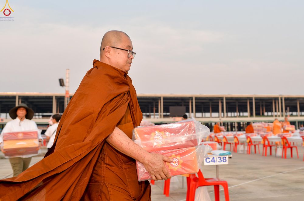 ภาพ No.323108:วันที่ 19 เมษายน พ.ศ.2569 การเรียงกล่องไทยธรรม , เตรียมงานจราจร เพื่องานถวายมหาสังฆทาน 40,000 กว่าวัดทั่วประเทศ วันคุ้มครองโลก 22 เมษายน พ.ศ.2569 วัดพระธรรมกาย