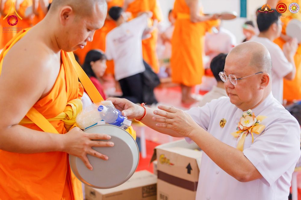 ภาพ No.283535:วันอาทิตย์ที่ 21 ธันวาคม  2568 พิธีบิณฑบาตฉลองสามเณรใหม่ ประเทศอินโดนีเซีย