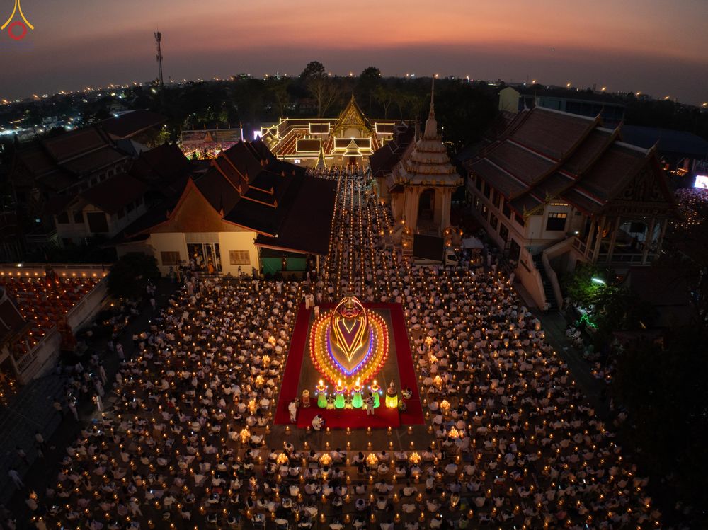 ภาพ No.297159:วันที่ 17 มกราคม พ.ศ. 2569 พิธีจุดประทีปถวายเป็นพุทธบูชา และบูชาธรรมมหาปูชนียาจารย์ (ภาพชุดที่ 2) ณ วัดโบสถ์บน ต.บางคูเวียง จ.นนทบุรี อนุสรณ์สถานลำดับที่ 4 สถานที่เกิดด้วยกายธรรม ในโครงการธรรมยาตรา กตัญญูบูชา มหาปูชนียาจารย์ พระมงคลเทพมุนี(สด จนฺทสโร) พร