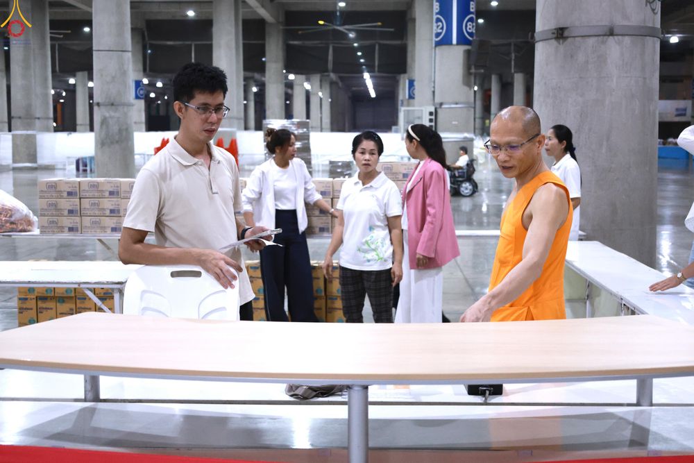 ภาพ No.323257:วันที่ 20 เมษายน พ.ศ.2569 การเตรียมงานของบุคลากรทางการแพทย์ , จุดลงทะเบียนพระสังฆาธิการ , วางกล่องไทยธรรม เพื่องานถวายมหาสังฆทาน 40,000 กว่าวัดทั่วประเทศ วันคุ้มครองโลก 22 เมษายน พ.ศ.2569 วัดพระธรรมกาย