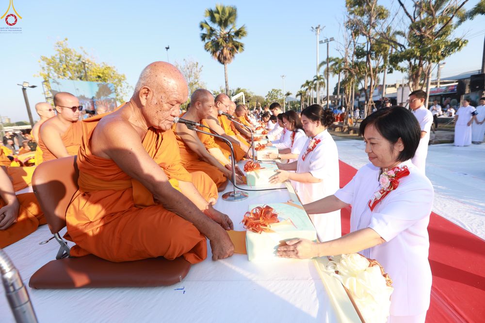 ภาพ No.284219:วันเสาร์ที่ 20 ธันวาคม พ.ศ.2568  พิธีตักบาตรพระ 10,000 รูป เนื่องในโอกาส 194 ปี จังหวัดกาญจนบุรี และอุทิศส่วนกุศลให้แด่บรรพชนทั้งหลาย บริเวณถนนสองแคว (Skywalk) เมืองกาญจนบุรี