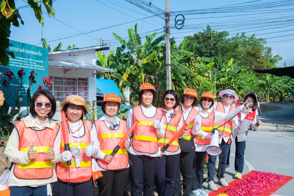 ภาพ No.300595:ภาพเบื้องหลังอาสาสมัครรวมใจ ชุดที่ 3 ในโครงการธรรมยาตรา กตัญญูบูชา มหาปูชนียาจารย์ พระมงคลเทพมุนี(สด จนฺทสโร) พระผู้ปราบมาร อนุสรณ์สถาน 7 แห่ง ปีที่ 14