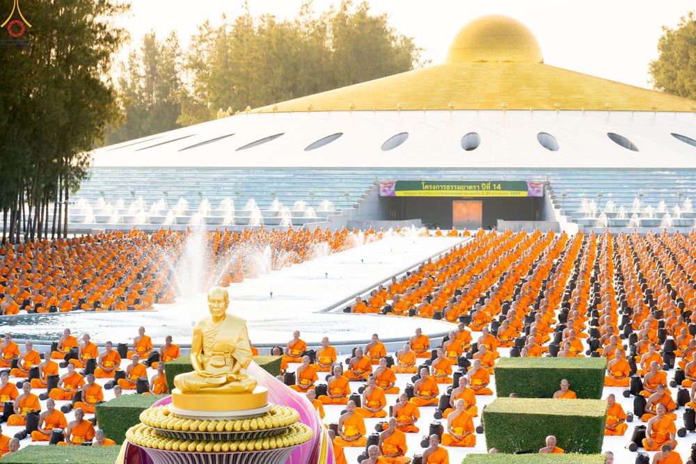 ภาพ No.281583:วันที่ 24 ธันวาคม พ.ศ.2568 พระธรรมยาตรา ปฏิบัติธรรม และถ่ายภาพหมู่ประวัติศาสตร์ ณ ลานหน้ามหาวิหารพระมงคลเทพมุนีฯ วัดพระธรรมกาย