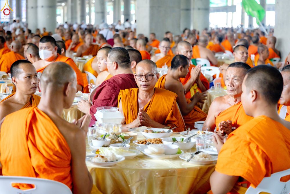 ภาพ No.323774:วันที่ 22 เมษายน พ.ศ.2569(วันคุ้มครองโลก) งานถวายมหาสังฆทาน 40,000 กว่าวัดทั่วประเทศ คณะสงฆ์ฉันภัตตาหารเพล