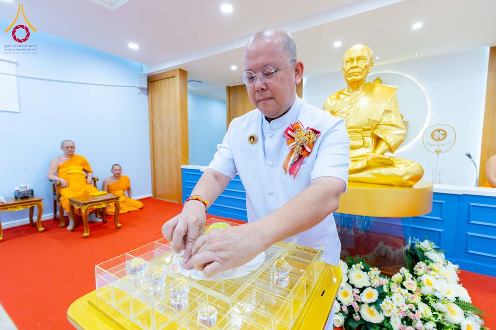 ภาพ No.313280:วันอาทิตย์ที่ 8 มีนาคม พ.ศ. 2569 พิธีสมโภชรูปเหมือนพระมงคลเทพมุนี (สด จนฺทสโร) และพิธีทอดผ้าป่าสามัคคีเพื่อสร้างวิหารพระมงคลเทพมุนี ณ วัดพุทธเคปทาวน์ ประเทศแอฟริกาใต้