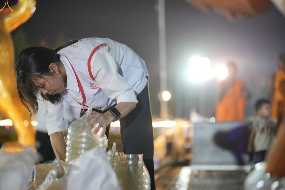 ภาพ No.306622:ภาพเบื้องหลังอาสาสมัครรวมใจ ชุดที่ 5 ในโครงการธรรมยาตรา กตัญญูบูชา มหาปูชนียาจารย์ พระมงคลเทพมุนี(สด จนฺทสโร) พระผู้ปราบมาร อนุสรณ์สถาน 7 แห่ง ปีที่ 14