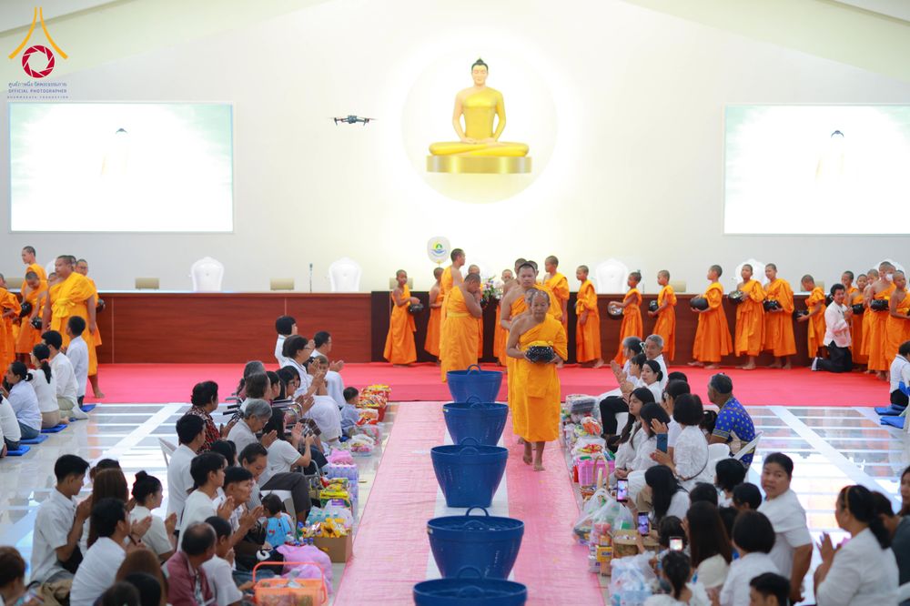 ภาพ No.321862:วันที่ 12 เมษายน พ.ศ.2569 ตักบาตรสงกรานต์ฉลองสามเณรใหม่  ณ ศูนย์ปฏิบัติธรรมระยอง(บ้านช่องลม)