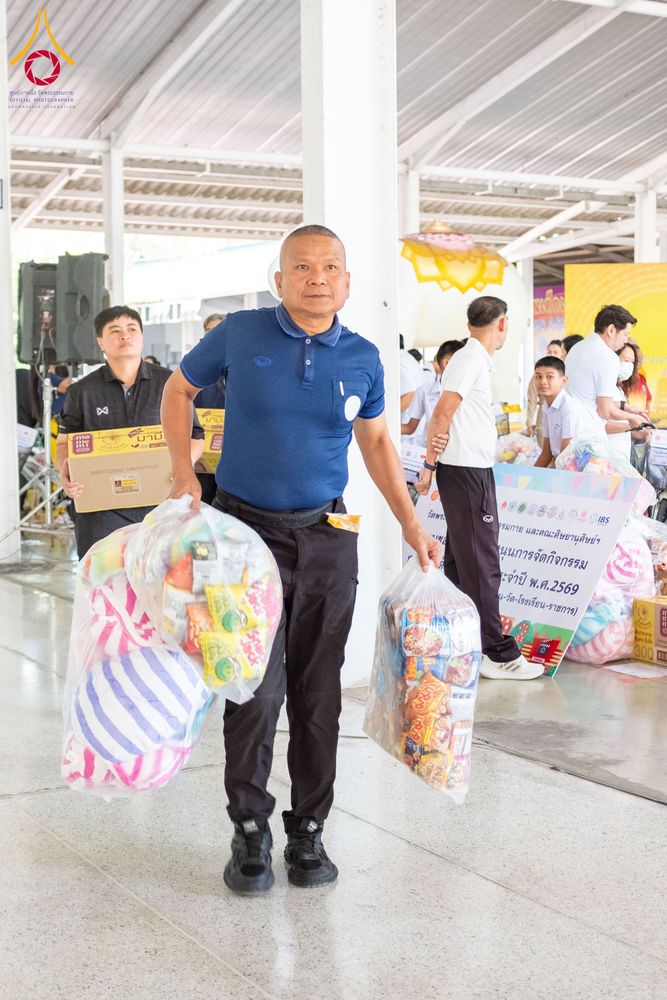 ภาพ No.291008:วันจันทร์ที่ 5 มกราคม พ.ศ. 2569  วัดพระธรรมกาย มูลนิธิธรรมกาย  จัดพิธีมอบของขวัญสนับสนุนการจัดกิจกรรมงานวันเด็กแห่งชาติ ประจำปี พ.ศ. 2569 ให้แก่องค์กรภาคีเครือข่ายกว่า 200 องค์กร ณ วัดพระธรรมกาย อ.คลองหลวง จ.ปทุมธานี