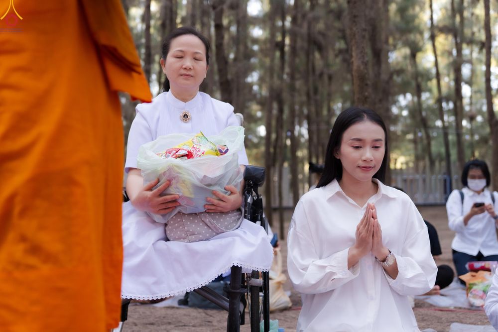 ภาพ No.289340:วันที่ 7 มกราคม พ.ศ. 2569 พิธีตักบาตรพระธรรมยาตรา ณ อนุสรณ์สถานลำดับที่ 1 สถานที่เกิดด้วยรูปกายเนื้อ อนุสรณ์สถานมหาวิหารพระมงคลเทพมุนี (โลตัสแลนด์) อ.สองพี่น้อง จ.สุพรรณบุรี ในโครงการธรรมยาตรา กตัญญูบูชา มหาปูชนียาจารย์ พระมงคลเทพมุนี(สด จนฺทสโร) พระผู้ป