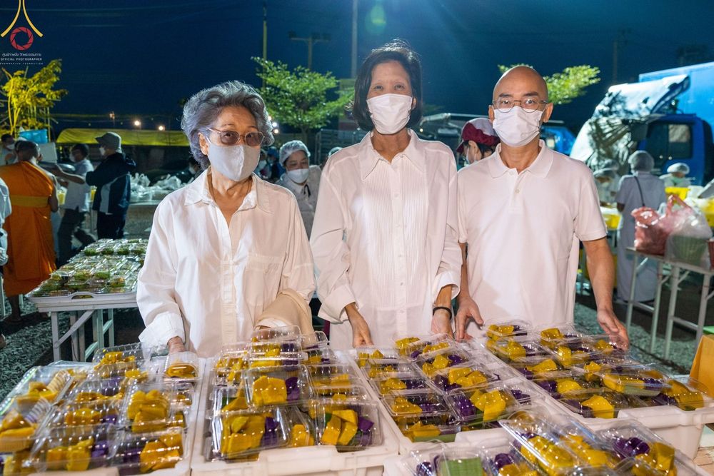 ภาพ No.72616:พิธีถวายภัตตาหารเป็นสังฆทาน แด่คณะพระธรรมยาตราฯ ในโครงการธรรมยาตรากตัญญูบูชา มหาปูชนียาจารย์ พระมงคลเทพมุนี(สด จนฺทสโร) พระผู้ปราบมาร อนุสรณ์สถาน 7 แห่ง ปีที่ 11 วันที่ 19 มกราคม พ.ศ. 2566
