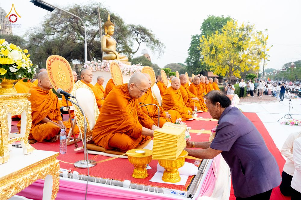 ภาพ No.318006:วันเสาร์ที่ 4 เมษายน พ.ศ. 2569 งานทำบุญเมืองใจกลางอยุธยา  ตักบาตรพระ 1,109 รูป ณ ถนนชีกุน หน้าวัดมหาธาตุ และวัดราชบูรณะ