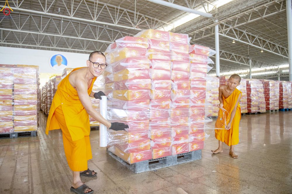 ภาพ No.322181:วันที่ 14 เมษายน พ.ศ.2569 การเตรียมกล่องไทยธรรม วันสุดท้าย เพื่องานถวายมหาสังฆทาน 40,000 กว่าวัดทั่วประเทศ วันคุ้มครองโลก 22 เมษายน พ.ศ.2569 วัดพระธรรมกาย