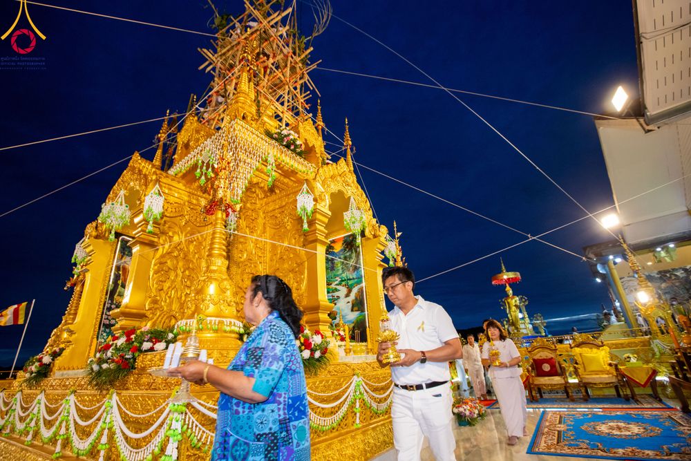 ภาพ No.90499:พิธีอัญเชิญพระบรมสารีริกธาตุประดิษฐาน ณ เจดีย์ศรีสองรัก วัดเก่าเขาน้อย อ.ปากน้ำปราณ จ.ประจวบคีรีขันธ์ วันที่ 3 ตุลาคม พ. ศ. 2566