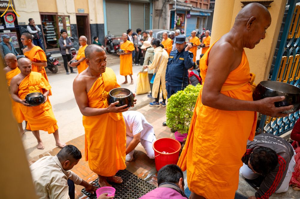 ภาพ No.317284:วันอังคารที่ 31 มีนาคม พ.ศ.2569 จาริกบิณฑบาตแห่งศรัทธา จากวัดอเชศวรสู่สี่แยกปาตันและวัดศรี ประเทศเนปาล