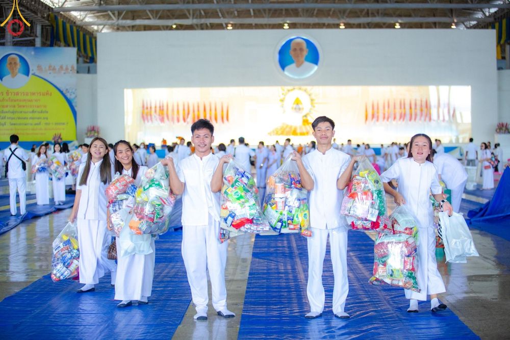 ภาพ No.139148:พิธีตักบาตร , พิธีบูชาข้าวพระ ณ ห้องแก้วสารพัด 1 สภาธรรมกายสากล วัดพระธรรมกาย วันอาทิตย์ต้นเดือนที่ 2 มิถุนายน พ.ศ. 2567