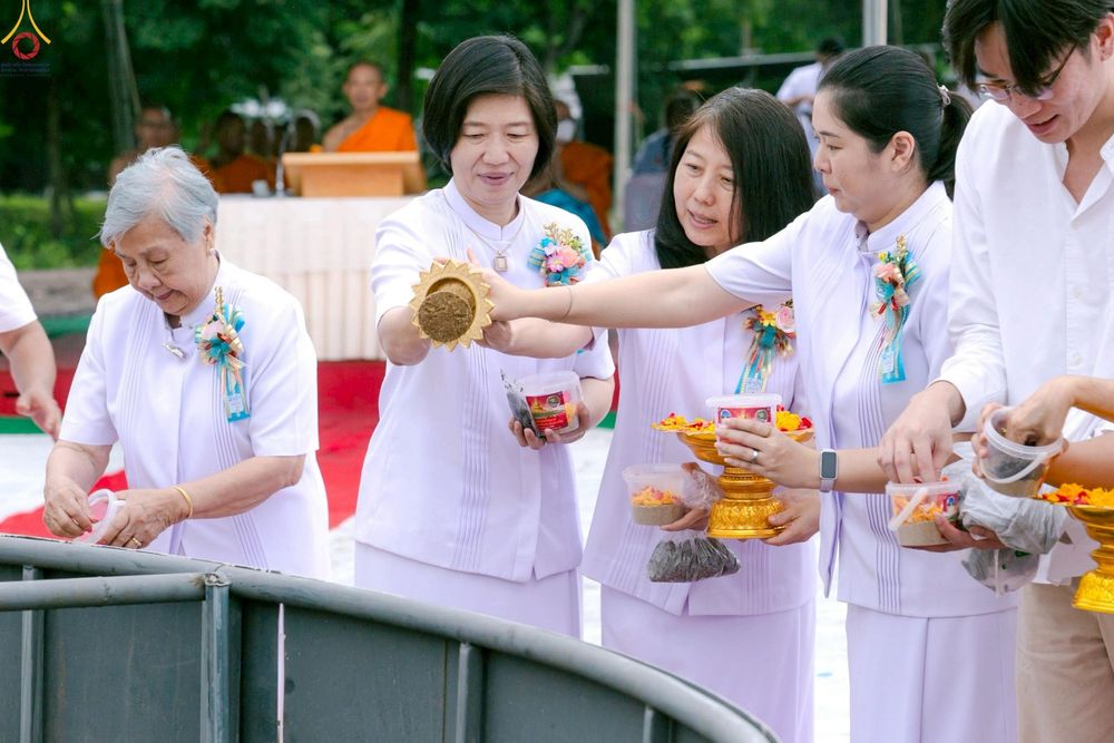 ภาพ No.246937:วันอาทิตย์ที่ 14 กันยายน พ.ศ. 2568 พิธีทอดผ้าป่า ซื้อดิน ปรับพื้นที่ลานธรรม  และพิธีกลั่นแผ่นดิน โปรยทราย สถาปนาองค์พระเจดีย์ เพื่อสร้างสันติภาพโลก  ณ ศูนย์ปฏิบัติธรรมสระบุรี อ.พระพุทธบาท จ.สระบุรี