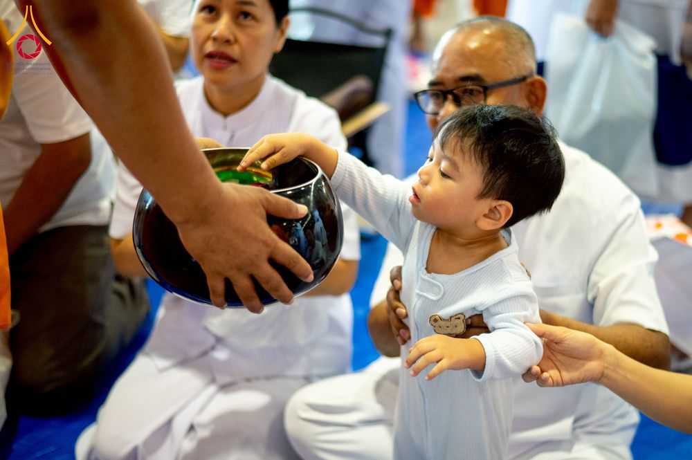 ภาพ No.256853:วันที่ 5 ตุลาคม พ.ศ. 2568 พิธีตักบาตร ข้าวสารอาหารแห้ง ณ บ้านแก้วเรือนทองคุณยายฯ สภาธรรมกายสากล วัดพระธรรมกาย