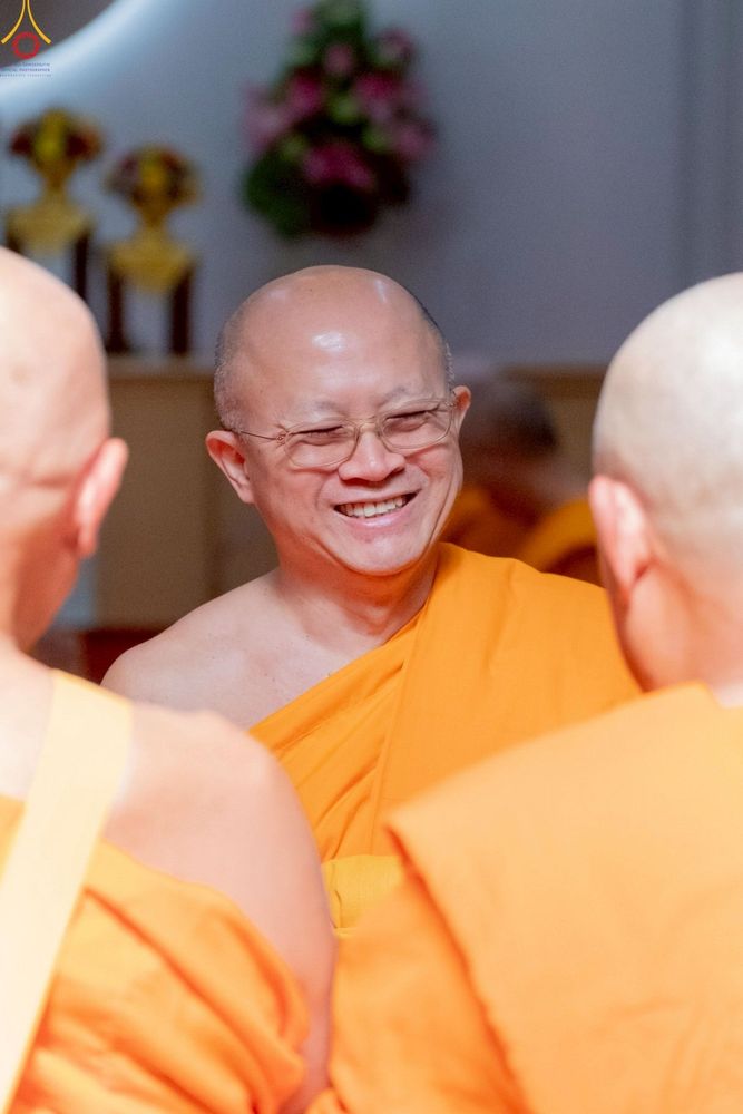 ภาพ No.252320:วันที่ 4-5 ตุลาคม พ.ศ. 2568  วัดพระธรรมกายแคลิฟอร์เนีย ประเทศสหรัฐอเมริกา ได้จัดพิธีตัดปอยผม โดยคณะสงฆ์ ญาติ ๆ และสาธุชน ให้กับนาคธรรมทายาท 8 ท่าน และได้จัดพิธีบรรพชา-อุปสมบท ฉลองพิธีทอดกฐินบรมจักรพรรดิ สร้างอุโบสถ 82 ปี บูชาธรรมหลวงพ่อธัมมชโย