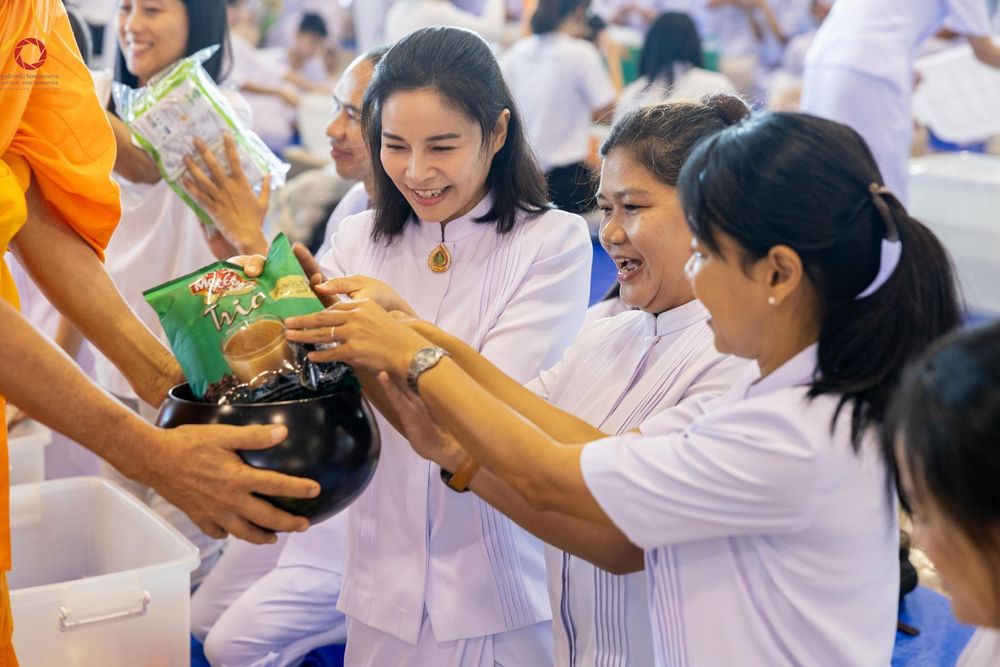 ภาพ No.151082:พิธีตักบาตร ในวันอาทิตย์ต้นเดือน วันที่ 1 กันยายน พ.ศ. 2567 ณ สภาธรรมกายสากล วัดพระธรรมกาย