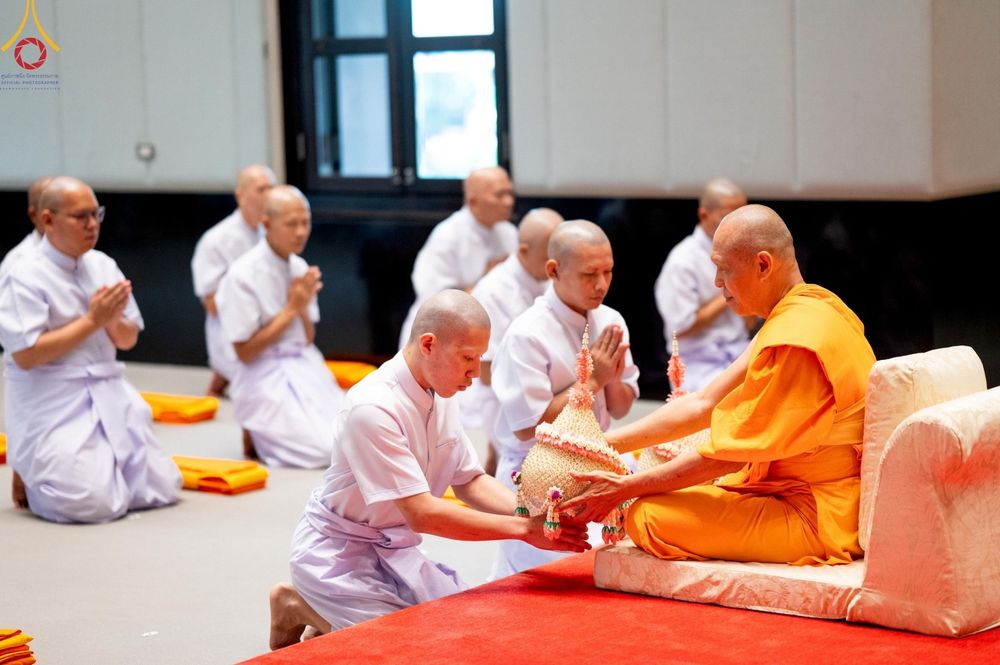 ภาพ No.159784:พิธีตัดปอยผมปลงผมนาคธรรมทายาท, พิธีบรรพชาอุปสมบทหมู่ โครงการอุปสมบทหมู่บูชาธรรม 140 ปี พระมงคลเทพมุนี (สด จนฺทสโร) ณ โบสถ์พระไตรปิฏก วัดพระธรรมกาย วันเสาร์ที่ 5 ตุลาคม พ.ศ. 2567