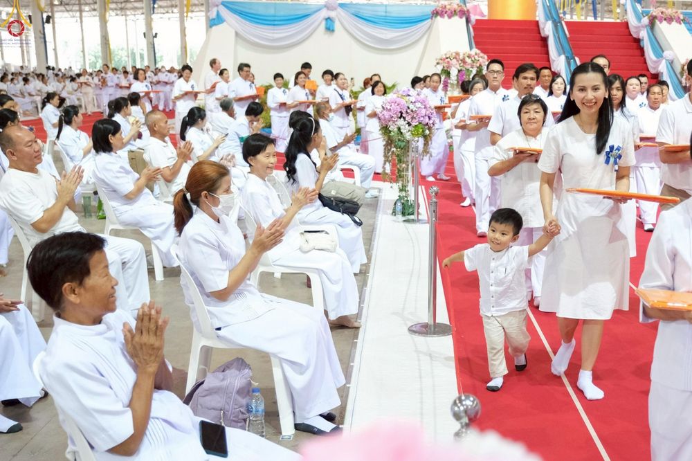 ภาพ No.251641:วันที่ 10 ตุลาคม พ.ศ. 2568 พิธีทอดผ้าป่าสมทบกฐินวัดพระธรรมกาย และสมทบกฐิน 30,000 กว่าวัดทั่วประเทศ ครั้งที่ 3 ณ สภาธรรมกายสากล วัดพระธรรมกาย