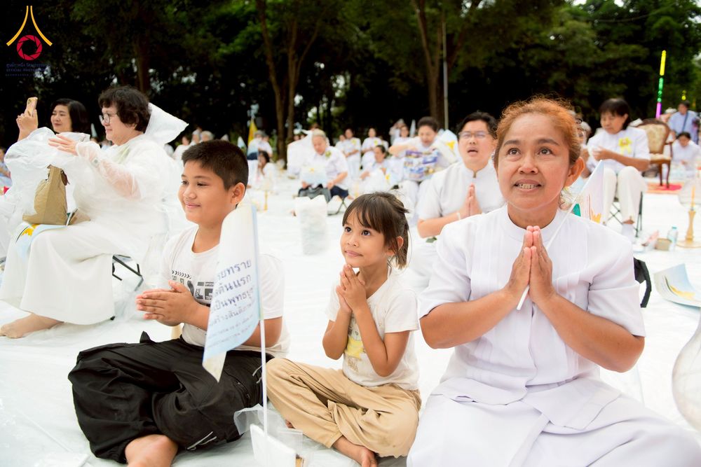 ภาพ No.261902:วันที่ 14 ตุลาคม พ.ศ. 2568 พิธีกลั่นแผ่นดิน โปรยทรายตอกเสาเข็มมหามงคลต้นแรก  สร้างองค์พระเจดีย์และจุดประทีปถวายเป็นพุทธบูชา ณ ศูนย์ปฏิบัติธรรมชัยนาท ต.ธรรมามูล อ.ชัยนาท จ.ชัยนาท