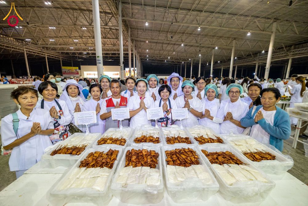 ภาพ No.204306:พิธีถวายภัตตาหารเป็นสังฆทาน แด่พระธรรมยาตรา ณ วัดพระธรรมกาย ตำบลคลองสาม อำเภอคลองหลวง จังหวัดปทุมธานี ในโครงการธรรมยาตรา กตัญญูบูชา มหาปูชนียาจารย์ พระมงคลเทพมุนี(สด จนฺทสโร) พระผู้ปราบมาร อนุสรณ์สถาน 7 แห่ง ปีที่ 13 วันที่ 31 มกราคม พ.ศ. 2568