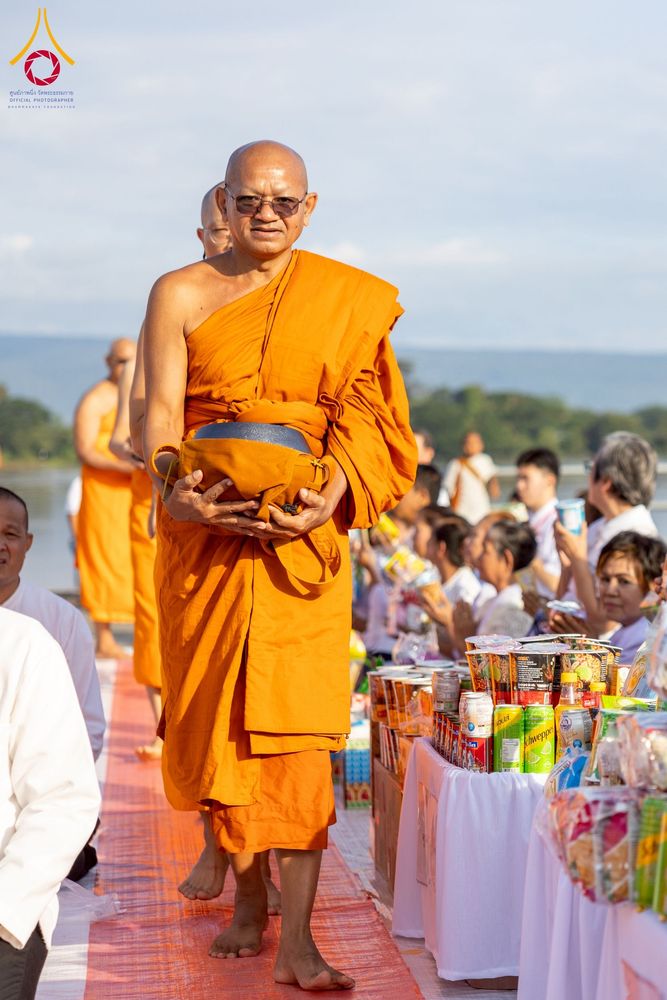 ภาพ No.250557:วันพุธที่ 8 ตุลาคม พ.ศ. 2568 พิธีตักบาตรเทโวโรหณะ ณ ลานธรรมปทุมรัตน์ธรรมเจดีย์ พุทธอุทยานนานาชาติ อ.โพนพิสัย จ.หนองคาย