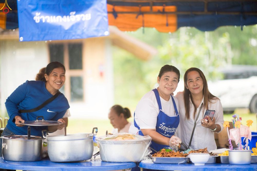 ภาพ No.263208:วันที่ 18 ตุลาคม พ.ศ. 2568 พิธีทอดกฐินสามัคคีเพื่อซื้อที่ดิน  สร้างอาคารครัวและโรงอาหาร  ห้องน้ำพร้อมโรงซักตากชาย-หญิง  และพิธีทอดกฐินสามัคคีทั่วไทย 30,000 วัด  ศูนย์ปฏิบัติธรรมนานาชาติทุ่งแสงธรรม  (Moonastery Meditation Center) ต.แสงอรุณ อ.ทับสะแก จ.ประ