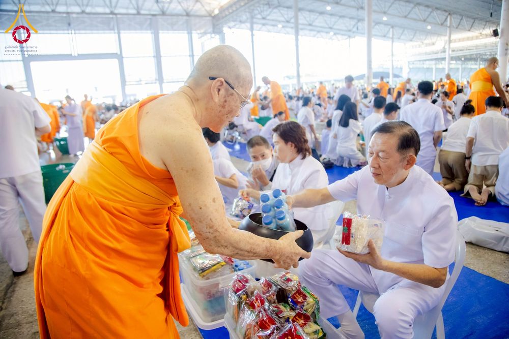 ภาพ No.277012:วันอาทิตย์ที่ 7 ธันวาคม พ.ศ. 2568 พิธีตักบาตรอาทิตย์ต้นเดือน ณ บ้านแก้วเรือนทองคุณยายฯ วัดพระธรรมกาย