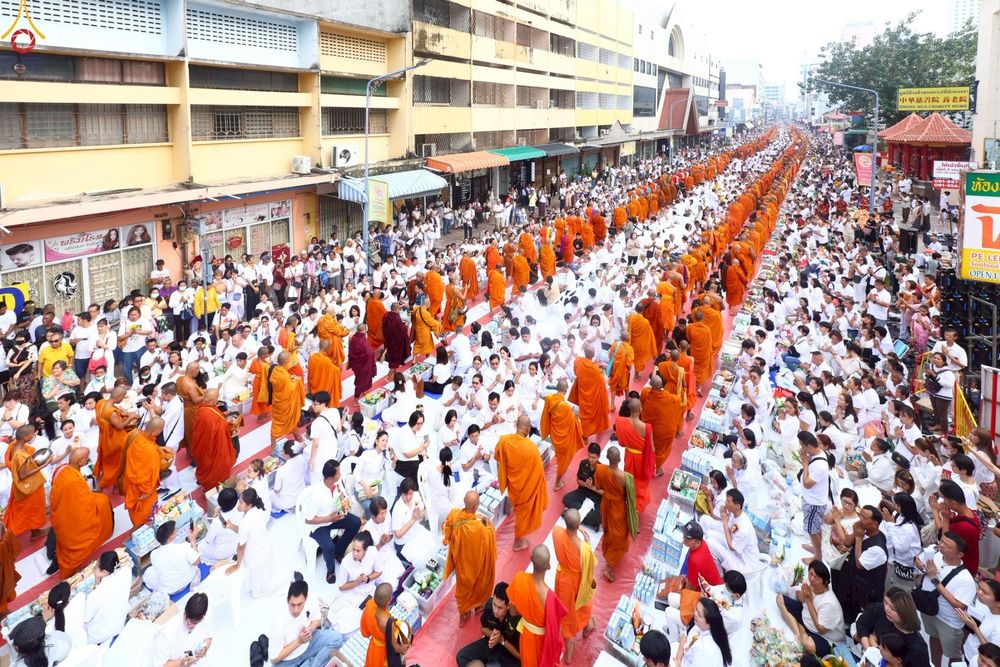 ภาพ No.236946:วันอาทิตย์ที่ 10 สิงหาคม พ.ศ. 2568 มหาสังฆทานครั้งยิ่งใหญ่ ตักบาตรพระ 10,000 รูป ถ.นิพัทธ์อุทิศ 3 ใจกลางนครหาดใหญ่ จ.สงขลา