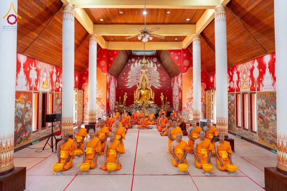 ภาพ No.275878:วันพุธที่ 3 ธันวาคม พ.ศ. 2568 พิธีบรรพชาอุปสมบท โครงการอุปสมบทบูชาธรรมมหาปูชนียาจารย์ ศูนย์อบรม : ศูนย์ส่งเสริมศีลธรรม จ.พะเยา ณ โบราณสถานพระธาตุจอมทอง และ โบสถ์กลางน้ำ วัดพระธาตุศรีโคมคำ อำเภอเมือง จังหวัดพะเยา