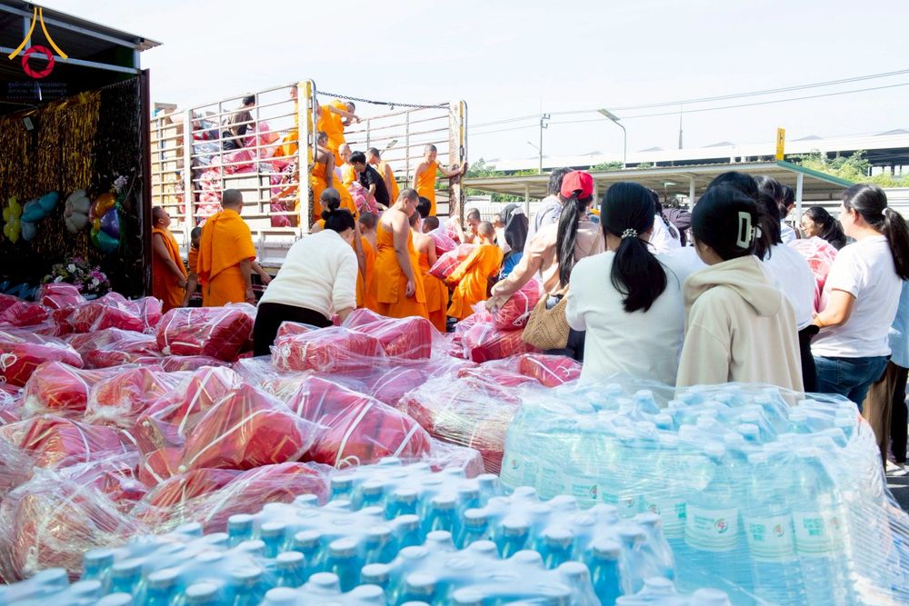 ภาพ No.273693:วันที่ 27 พฤศจิกายน พ.ศ. 2568 คณะศิษยานุศิษย์วัดพระธรรมกาย มูลนิธิธรรมกาย มอบอาหารและสิ่งของความช่วยเหลือให้พี่น้องชาวใต้ ผู้ประสบอุทกภัยน้ำท่วม
