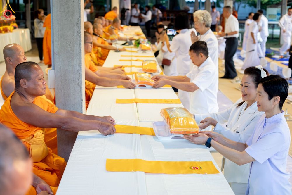 ภาพ No.188928:พิธีถวายภัตตาหารเป็นสังฆทาน แด่พระธรรมยาตรา ในโครงการธรรมยาตรา กตัญญูบูชา มหาปูชนียาจารย์ พระมงคลเทพมุนี(สด จนฺทสโร) พระผู้ปราบมาร ปีที่ 13 ณ อนุสรณ์สถานมหาวิหารพระมงคลเทพมุนี (โลตัสแลนด์) อ.สองพี่น้อง จ.สุพรรณบุรี วันที่ 4 มกราคม พ.ศ.2568