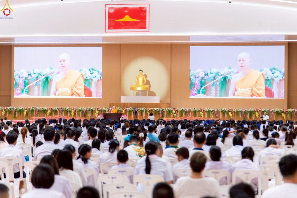 ภาพ No.245934:วันเสาร์ที่ 13 กันยายน พ.ศ. 2568 พิธีมอบผ้าไตรประธานกฐินสัมฤทธิ์เด็กดี V-Star ณ สภาธรรมกายสากล วัดพระธรรมกาย