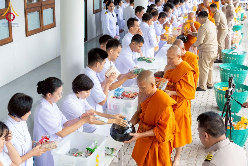 ภาพ No.276032:วันที่ 5 ธันวาคม พ.ศ. 2568 พสกนิกรอำเภอคลองหลวง พร้อมใจบำเพ็ญกุศลอุทิศถวาย “ในหลวงรัชกาลที่ 9” น้อมรำลึกในพระมหากรุณาธิคุณ เนื่องในวันคล้ายวันพระบรมราชสมภพ วันชาติ และวันพ่อแห่งชาติ ณ อาคารปลูกศรัทธา 2 วัดพระธรรมกาย อำเภอคลองหลวง จังหวัดปทุมธานี