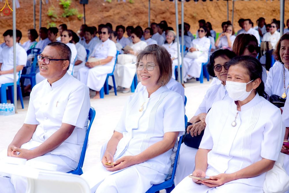 ภาพ No.239410:วันอาทิตย์ที่ 17 สิงหาคม พ.ศ. 2568 พิธีกดปุ่มอัญเชิญรูปเหมือน พระมงคลเทพมุนี (สด จันทสโร)  ณ มหาวิหารแก้วพระมงคลเทพมุนี  ศูนย์ปฏิบัติธรรมแก้วเมืองเลย