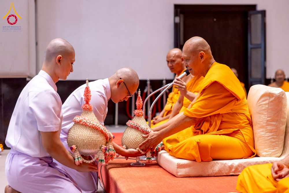 ภาพ No.256206:วันที่ 4 ตุลาคม พ.ศ. 2568 พิธีบรรพชาอุปสมบท  โครงการอุปสมบทหมู่บูชาธรรม 141 ปี  พระมงคลเทพมุนี (สด จนฺทสโร) ณ โบสถ์พระไตรปิฏก วัดพระธรรมกาย จ.ปทุมธานี