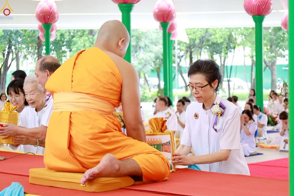 ภาพ No.227717:วันเสาร์ที่ 31 พฤษภาคม พ.ศ.2568 พิธีถวายผ้าไตรแด่สามเณรผู้เข้ารับการอุปสมบท , พิธีอุปสมบทสามเณรเตรียม DCI วัดพระธรรมกาย จ.ปทุมธานี