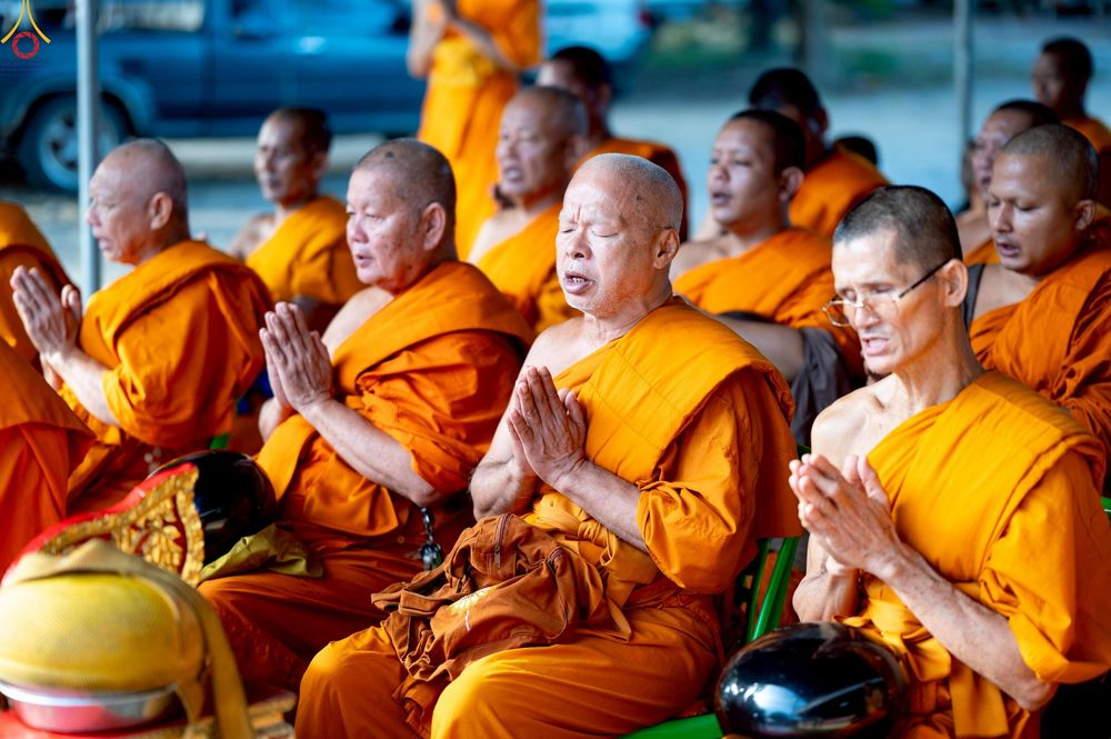 ภาพ No.234398:วันพฤหัสบดีที่ 24 กรกฎาคม พ.ศ. 2568 พิธีถวายสังฆทานแก่คณะสงฆ์ 323 วัด , พิธีมอบกองทุนหนุนแรงใจช่วยครูใต้ , พิธีทำบุญส่วนกุศลแด่ผู้วายชนม์ ในเหตุการณ์ความไม่สงบ 4 จังหวัด ชายแดนภาคใต้ (ปัตตานี , ยะลา , นราธิวาส , สงขลา) ปีที่ 21 ครั้งที่ 179 ณ วัดเวฬุวัน 