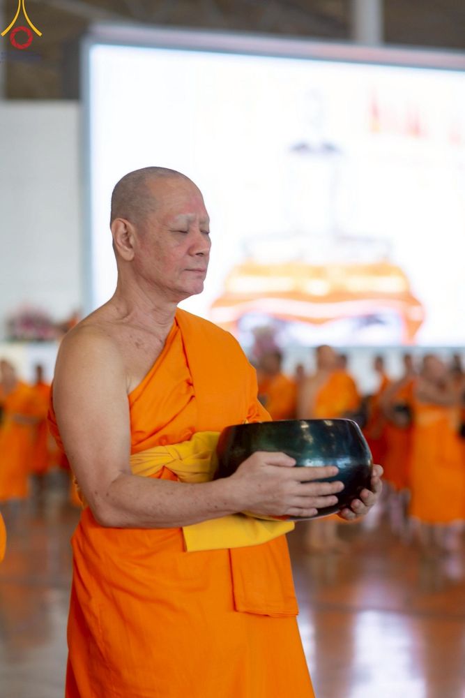 ภาพ No.221993:วันที่ 4 พฤษภาคม พ.ศ. 2568 พิธีตักบาตร เนื่องในวันอาทิตย์ต้นเดือน ณ บ้านแก้วเรือนทองคุณยายฯ วัดพระธรรมกาย